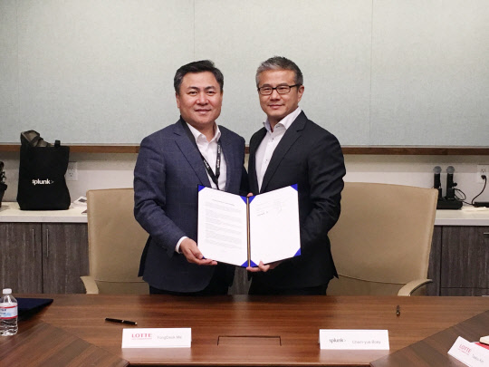 마용득 롯데정보통신 대표(왼쪽)와 보이 천 위에 스플렁크 아태 총괄대표가 협약 체결 후 기념촬영을 하고 있다.   롯데정보통신 제공